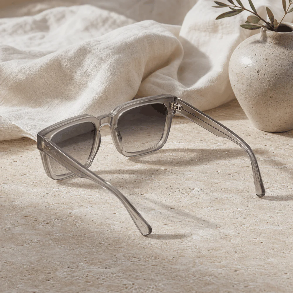 The Field Frame - Clear Gray model view