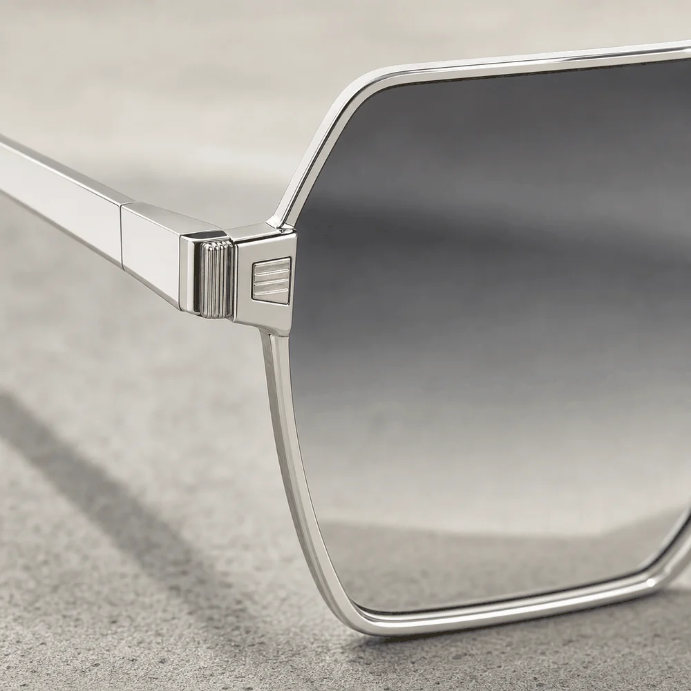 The Framehouse Shield - White Gold first detail view