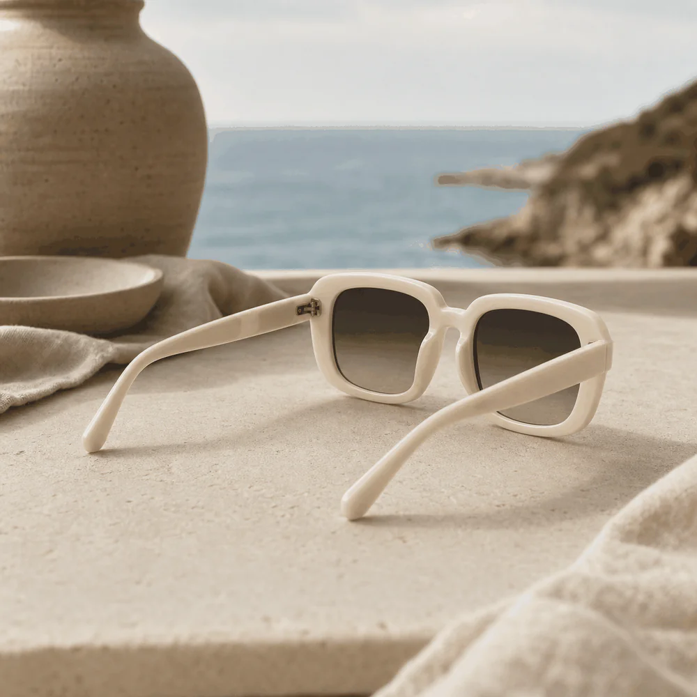 The Riviera Frame - Cream model view
