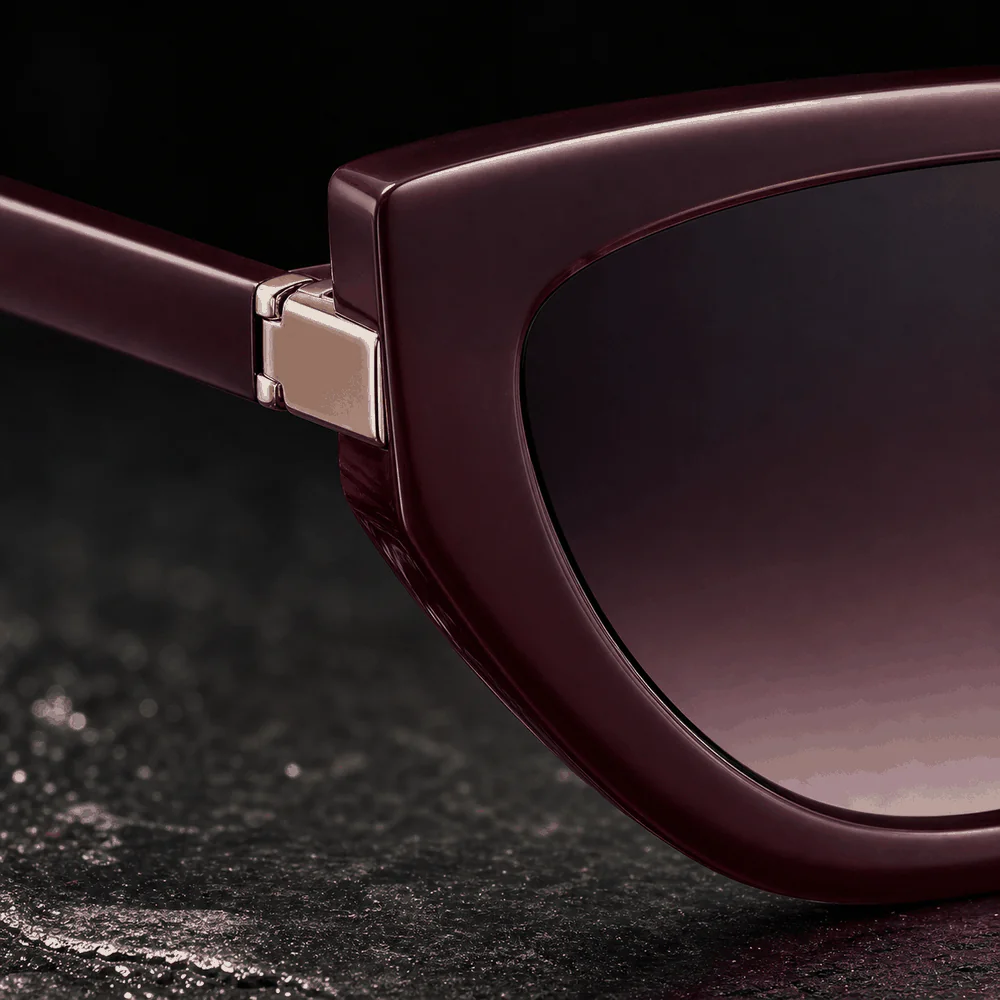 The Velvet Frame - Wine first detail view